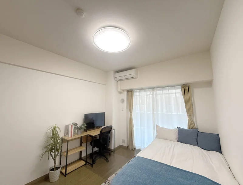 写真はお部屋のイメージです。ラグなどの室内装飾はございません。