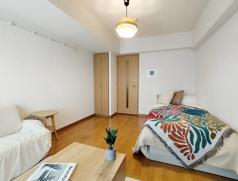 写真はお部屋のイメージです。ラグなどの室内装飾はございません。