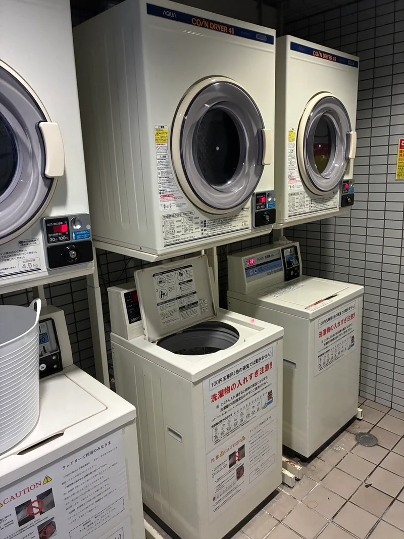 1Fエントランス左扉にコインランドリーがございます。
