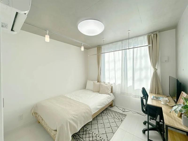 写真はお部屋のイメージです。ラグなどの室内装飾はございません。