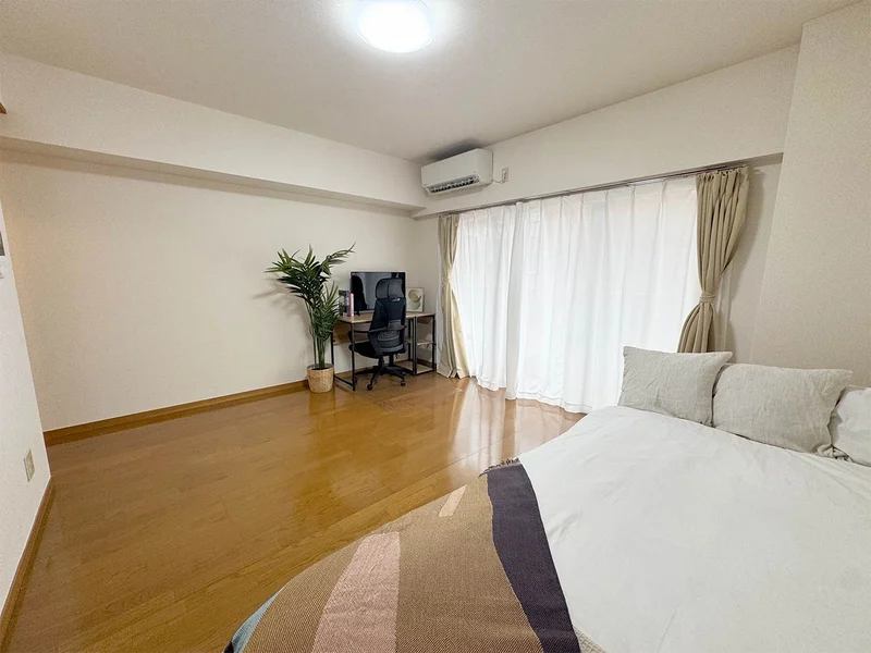 写真はお部屋のイメージです。ラグなどの室内装飾はございません。