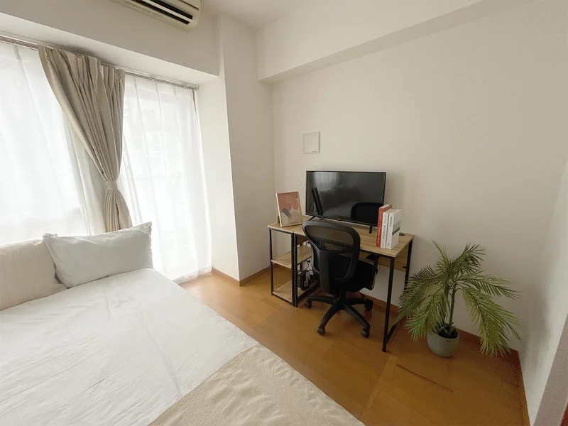 写真はお部屋のイメージです。ラグなどの室内装飾はございません。