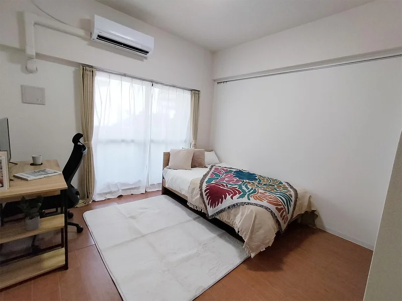 写真はお部屋のイメージです。ラグなどの室内装飾はございません。