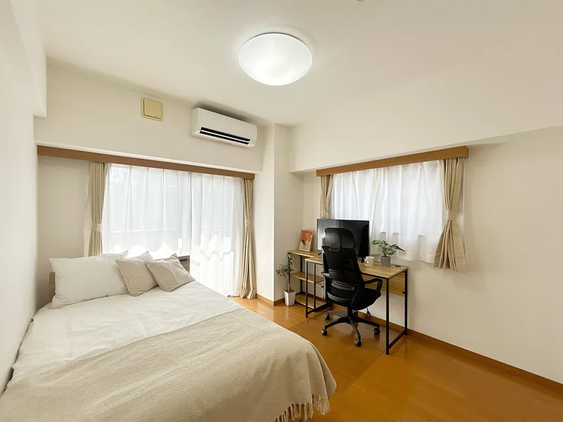 写真はお部屋のイメージです。ラグなどの室内装飾はございません。