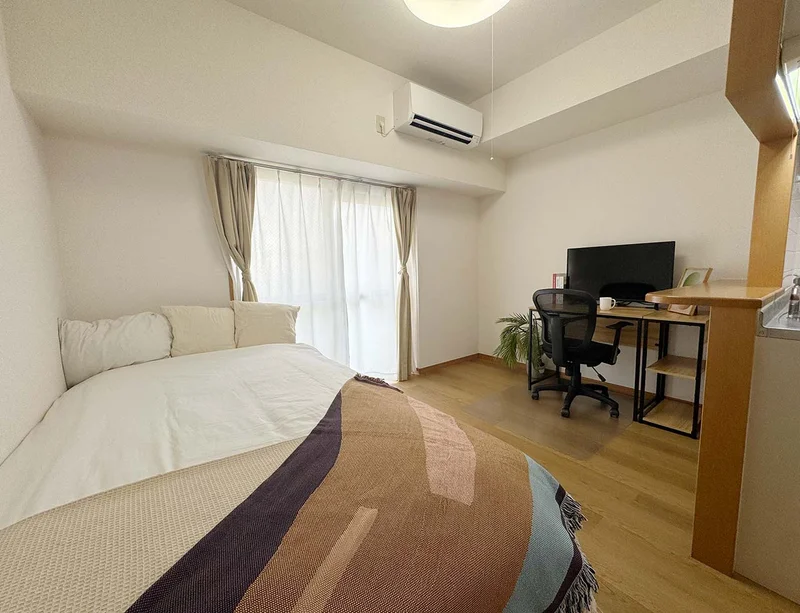 写真はお部屋のイメージです。ラグなどの室内装飾はございません。