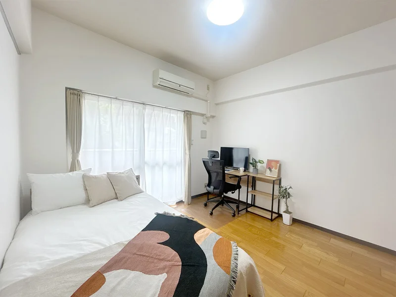 写真はお部屋のイメージです。ラグなどの室内装飾はございません。