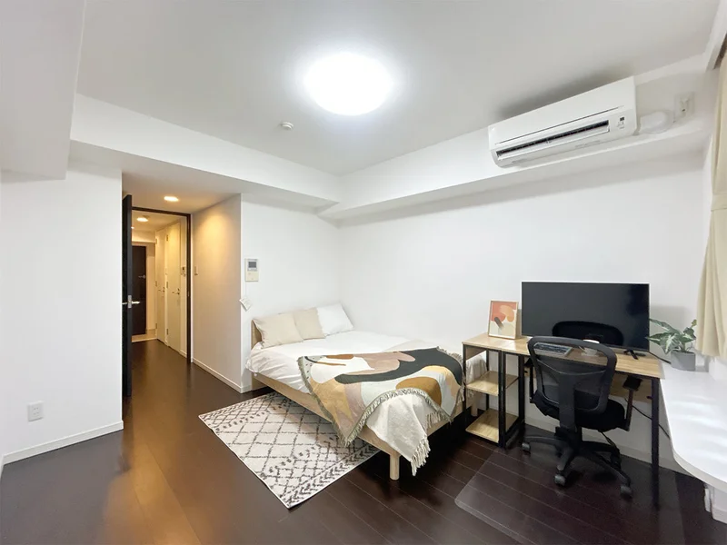 写真はお部屋のイメージです。ラグなどの室内装飾はございません。