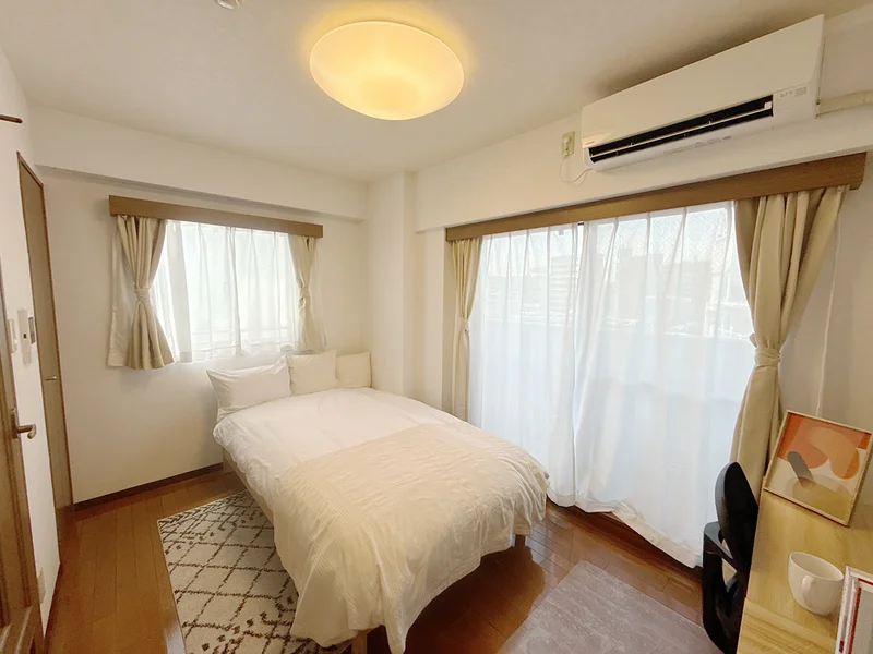 写真はお部屋のイメージです。ラグなどの室内装飾はございません。