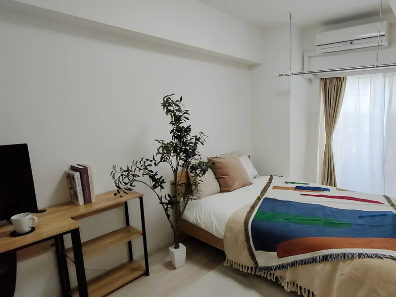 写真はお部屋のイメージです。ラグなどの室内装飾はございません。