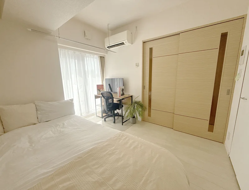 写真はお部屋のイメージです。ラグなどの室内装飾はございません。