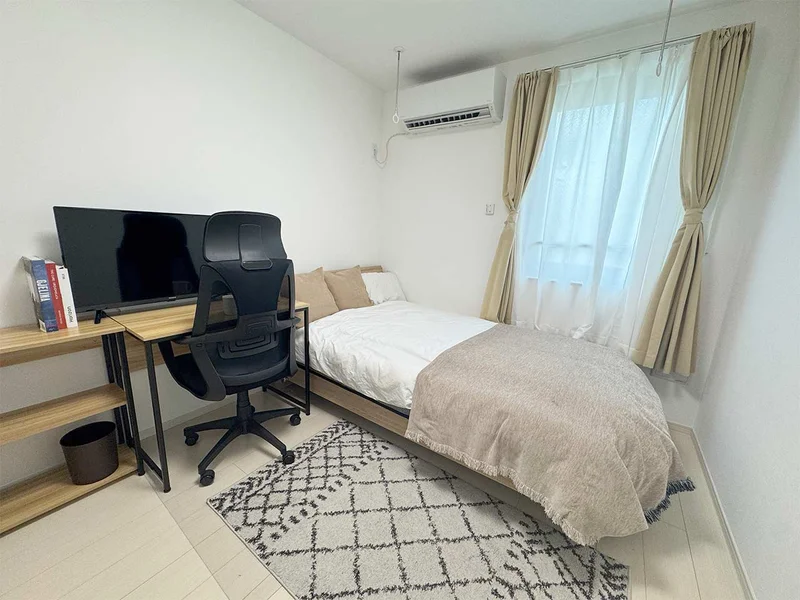 写真はお部屋のイメージです。ラグなどの室内装飾はございません。