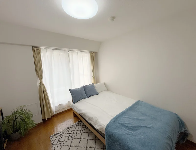 写真はお部屋のイメージです。ラグなどの室内装飾はございません。