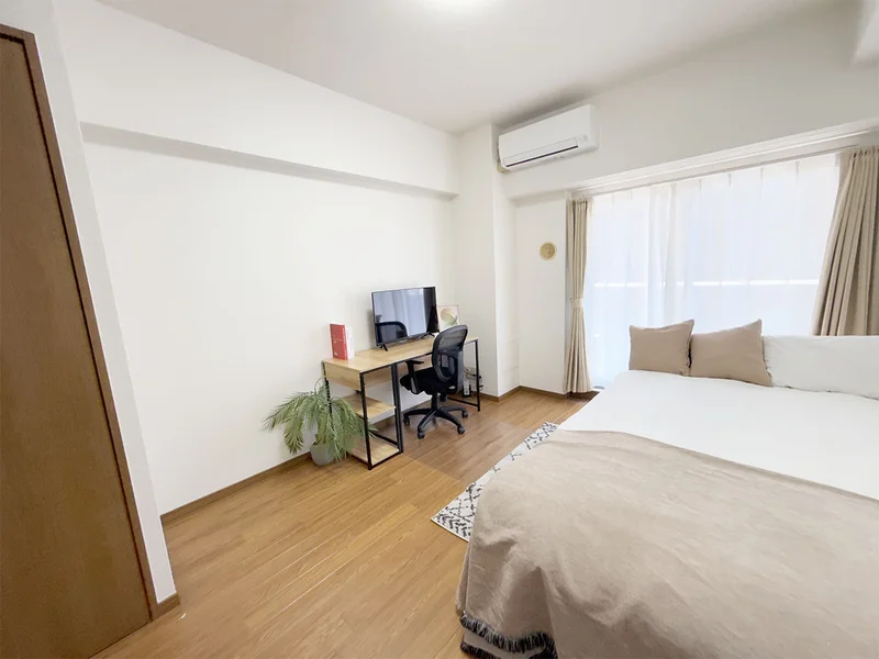 写真はお部屋のイメージです。ラグなどの室内装飾はございません。