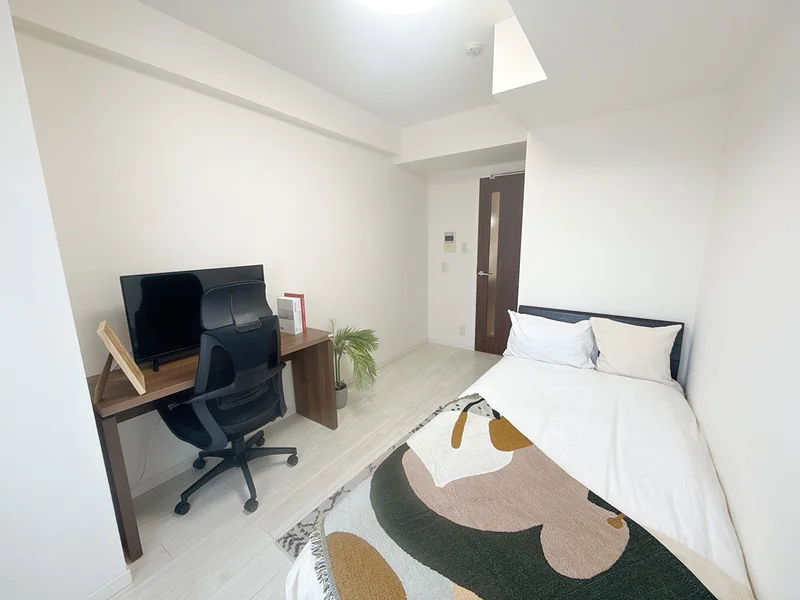 写真はお部屋のイメージです。ラグなどの室内装飾はございません。