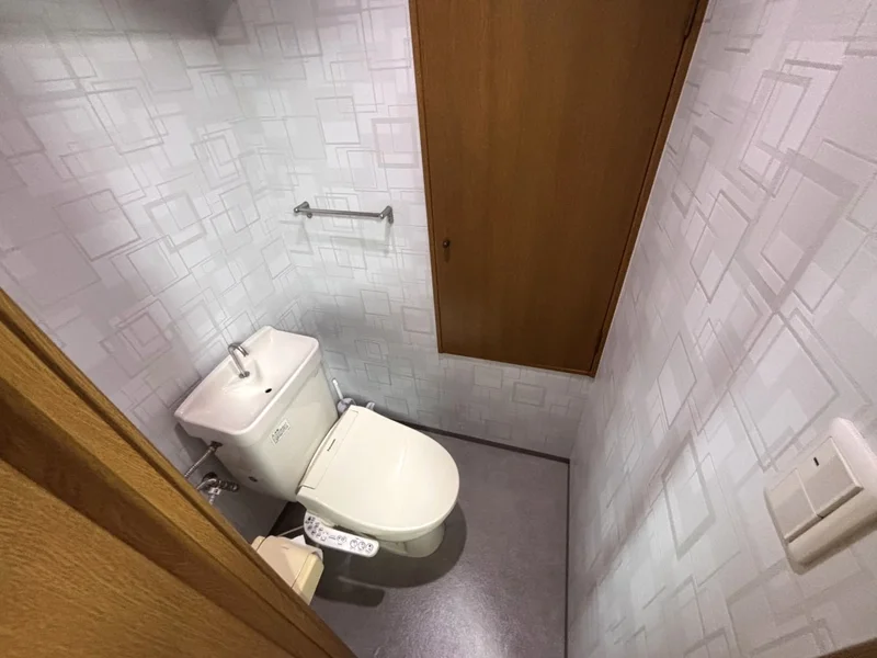 ウォシュレットつきのトイレです。老若男女皆様に安心してご利用いただけますね☆トイレにもトイレ用洗剤とトイレ用ブラシをご用意しておりますので長期ご利用の場合の気になる汚れなどもお掃除して頂けます