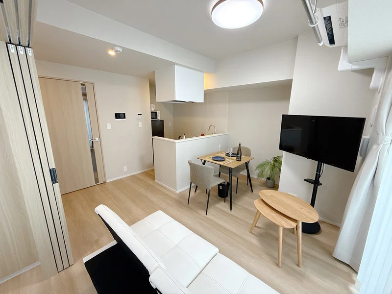 写真はお部屋のイメージです。ラグ等の室内装飾はございません。