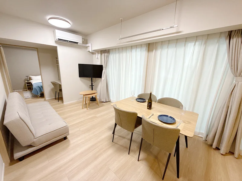 写真はお部屋のイメージです。ラグ等の室内装飾はございません。