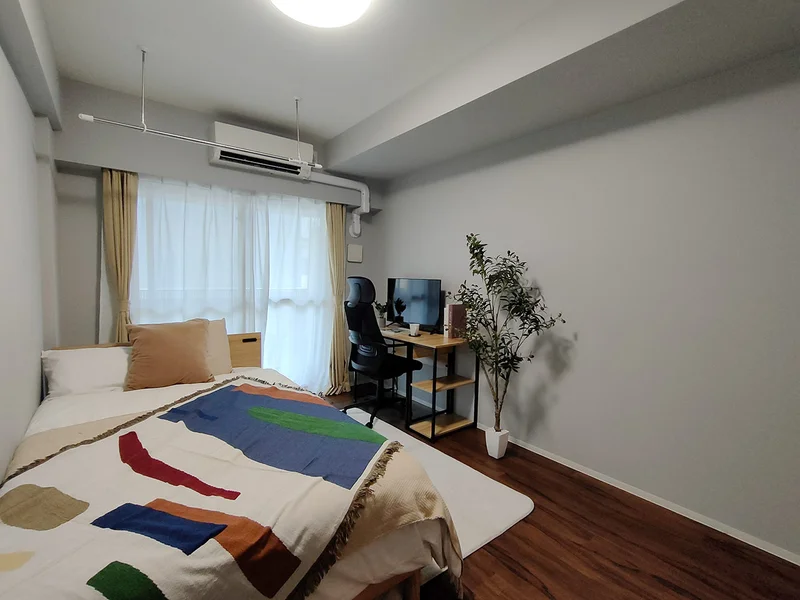 写真はお部屋のイメージです。ラグ等の室内装飾はございません。