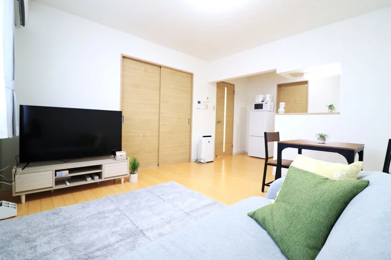 52型の大画面テレビに広々LDKスペース！