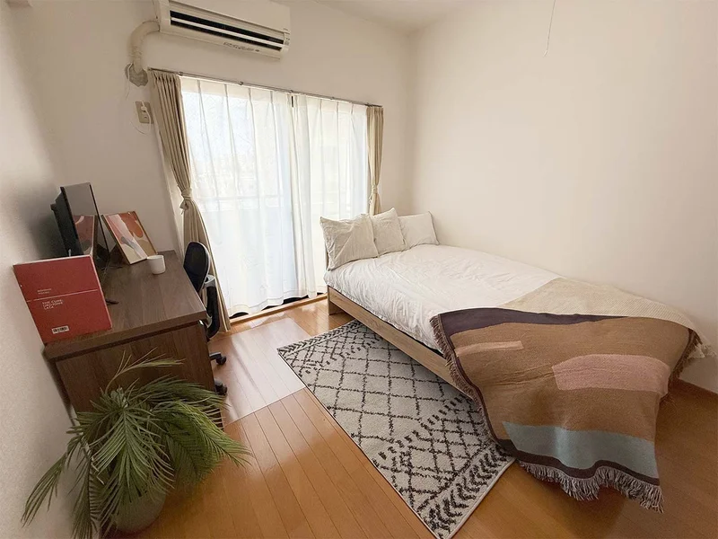 写真はお部屋のイメージです。ラグなどの室内装飾はございません。