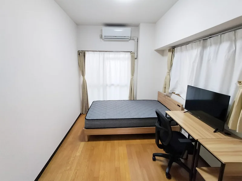 写真はお部屋のイメージです。ラグなどの室内装飾はございません。