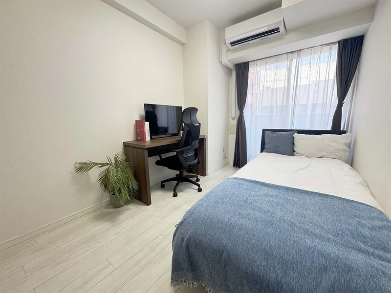 写真はお部屋のイメージです。ラグなどの室内装飾はございません。