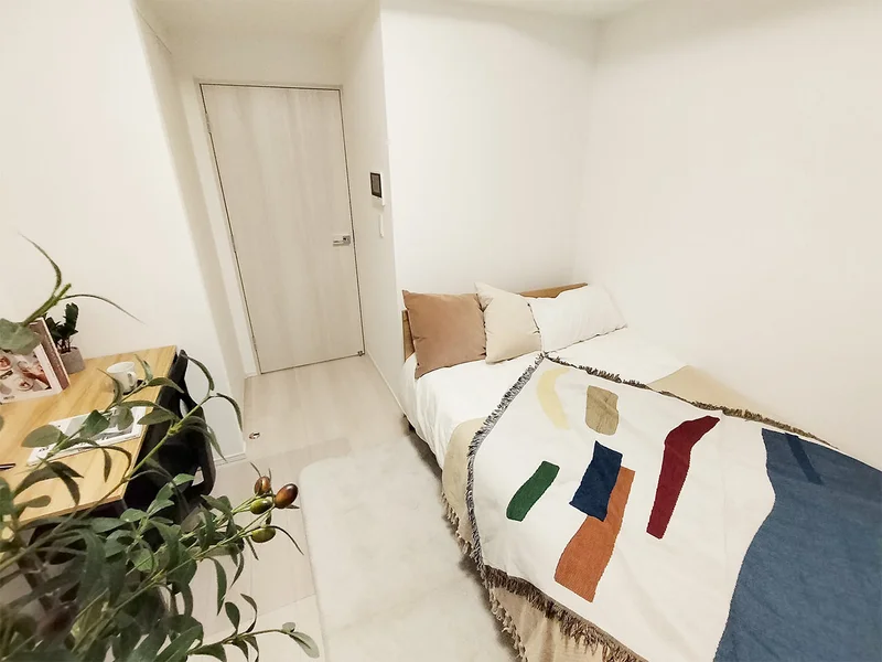 写真はお部屋のイメージです。ラグなどの室内装飾はございません。