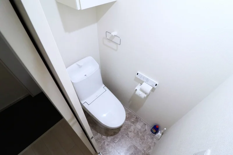 バストイレ別　トイレットペーパーやトイレブラシもあり　清潔に保っていただけます。