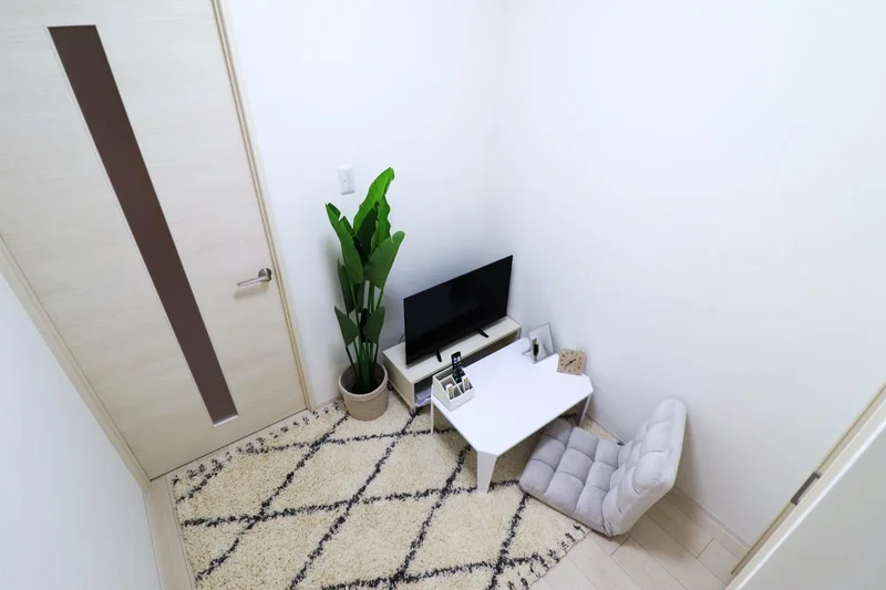 築浅で清潔感のある室内の　家具家電付きマンスリーマンション！　テレビや座椅子があり自宅のように快適にお過ごしいただけます。