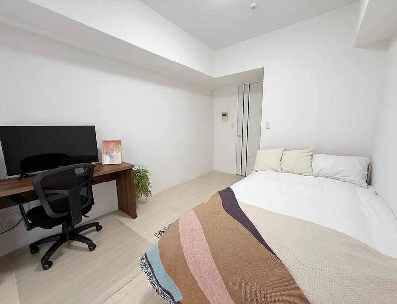 写真はお部屋のイメージです。ラグなどの室内装飾はございません。