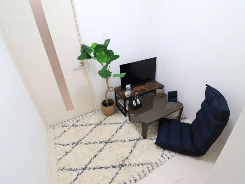 築浅で清潔感のある室内の　家具家電付きマンスリーマンション！　テレビや座椅子があり自宅のように快適にお過ごしいただけます。