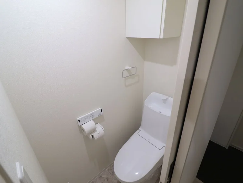 バストイレ別　トイレットペーパーやトイレブラシもあり　清潔に保っていただけます。