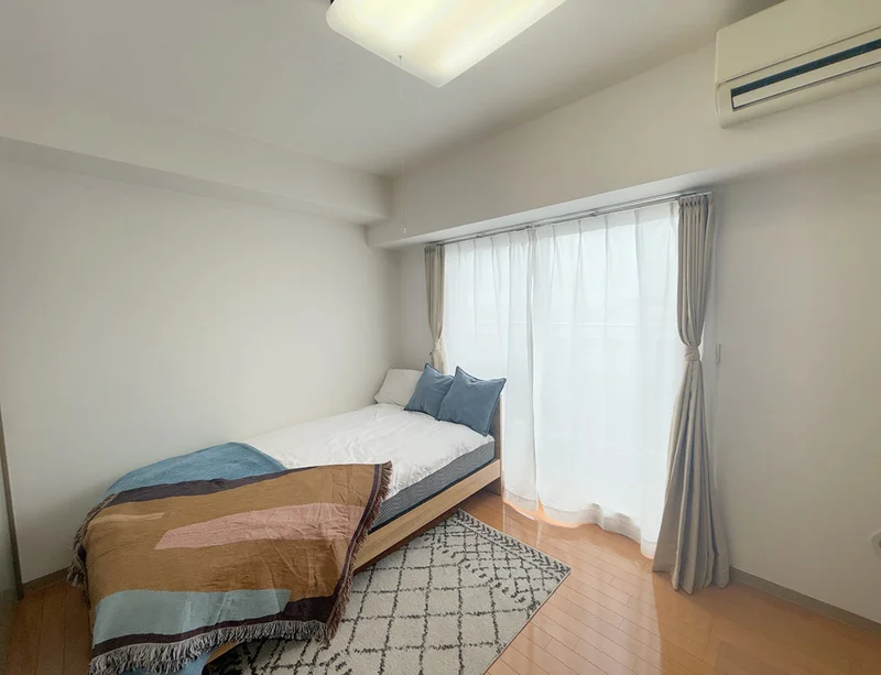 写真はお部屋のイメージです。ラグなどの室内装飾はございません。