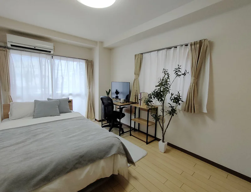 写真はお部屋のイメージです。ラグなどの室内装飾はございません。