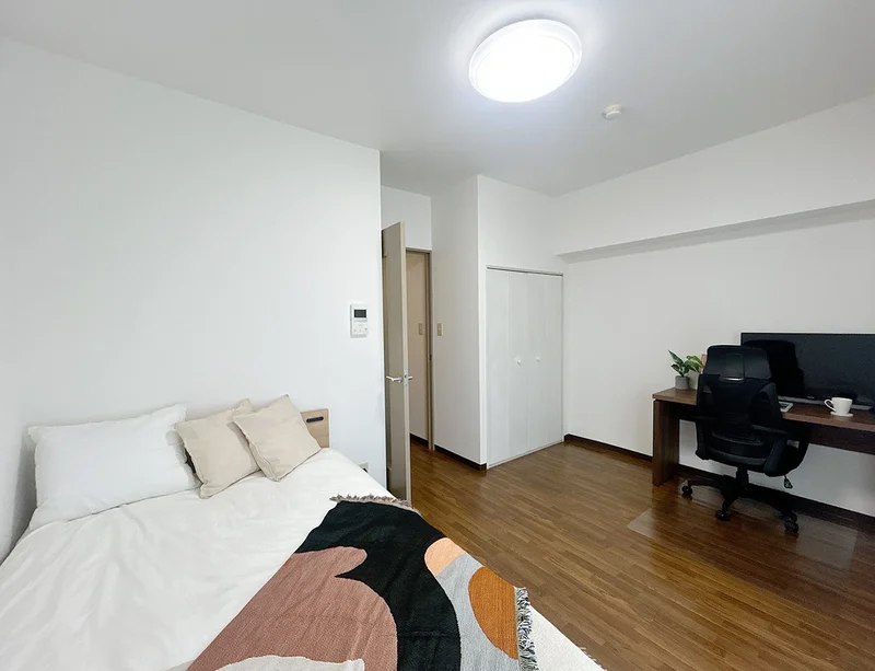 写真はお部屋のイメージです。ラグなどの室内装飾はございません。