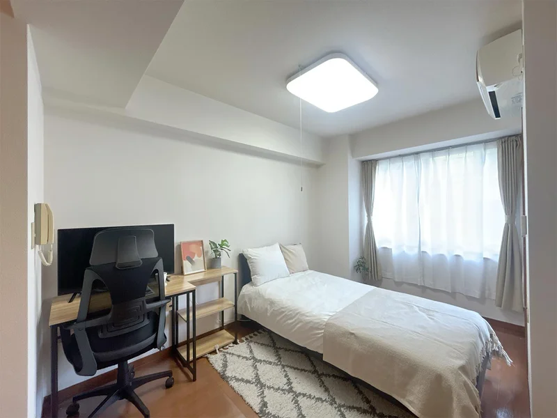 写真はお部屋のイメージです。ラグなどの室内装飾はございません。