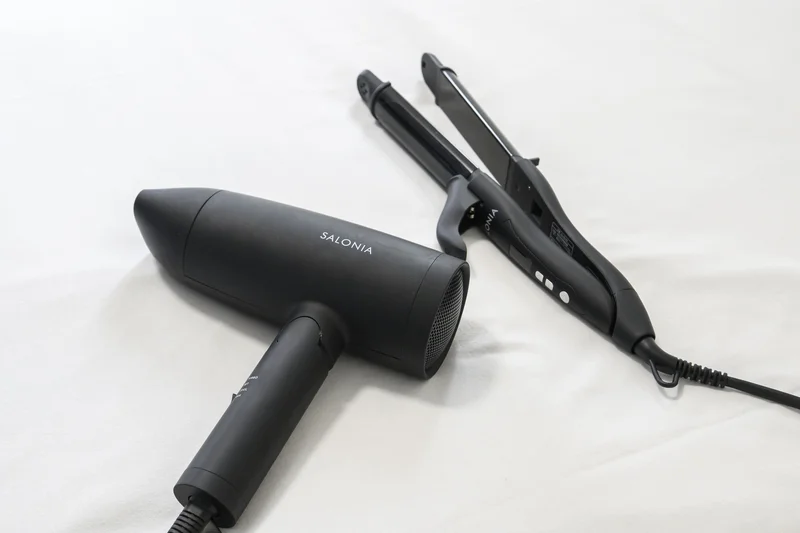 ヘアドライヤー、ヘアアイロンをご用意しております。