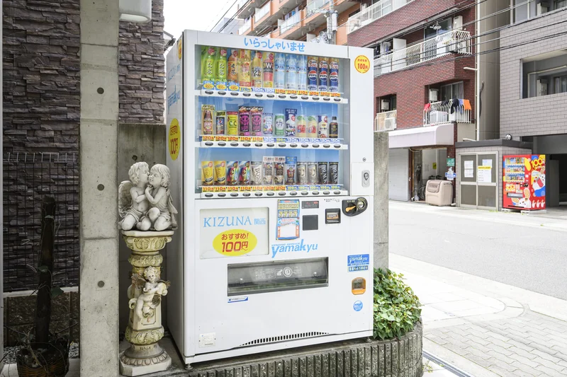 建物下には、嬉しい自動販売機がございます。