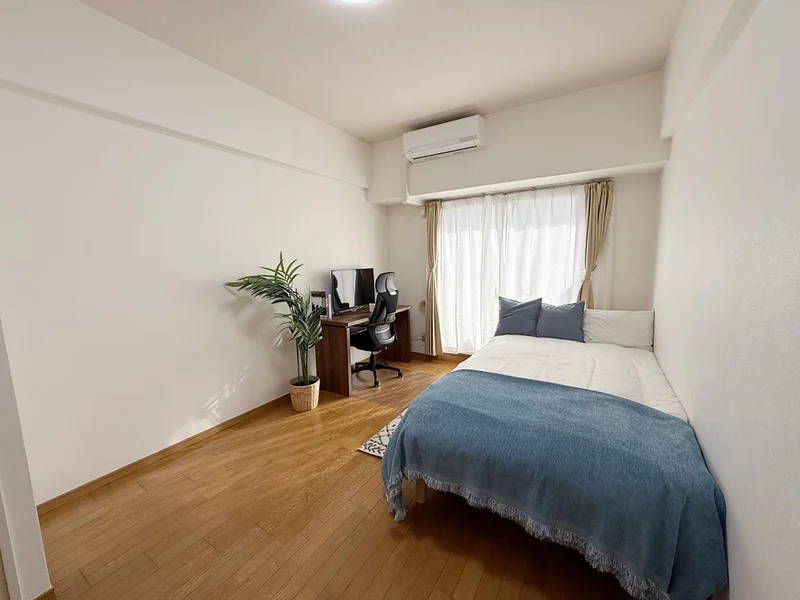 写真はお部屋のイメージです。ラグなどの室内装飾はございません。