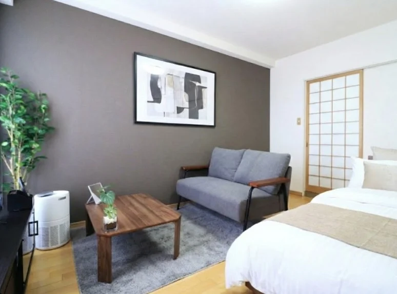 ソファ付きで自宅のようにくつろげる　家具家電付きマンスリーマンション！　※植木と額は写真用です。