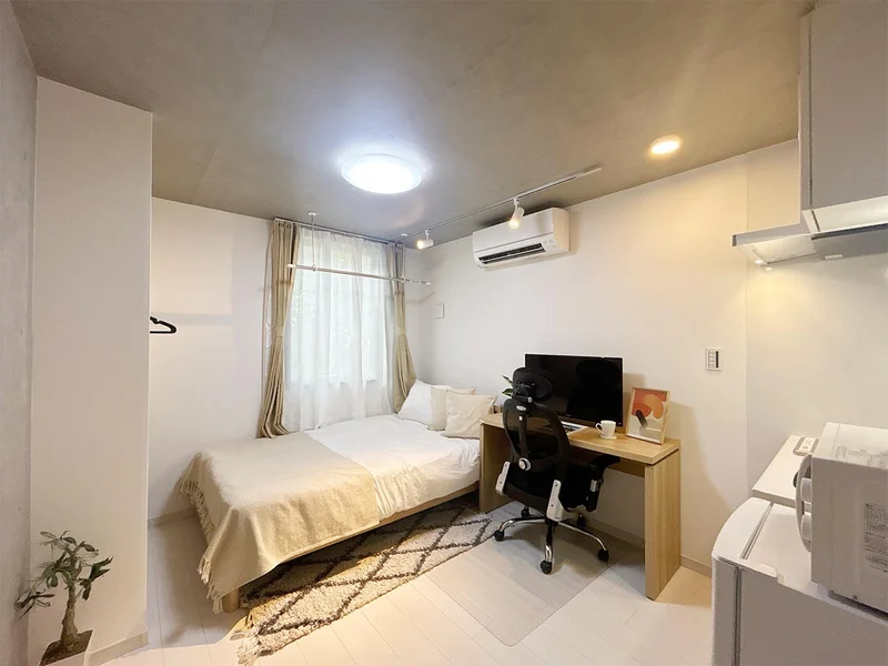 写真はお部屋のイメージです。ラグなどの室内装飾はございません。