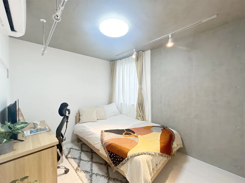 写真はお部屋のイメージです。ラグなどの室内装飾はございません。