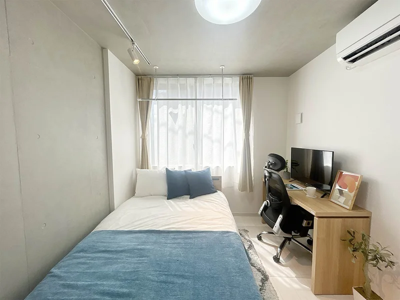 写真はお部屋のイメージです。ラグなどの室内装飾はございません。