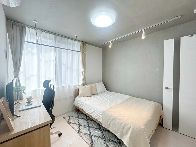 写真はお部屋のイメージです。ラグなどの室内装飾はございません。