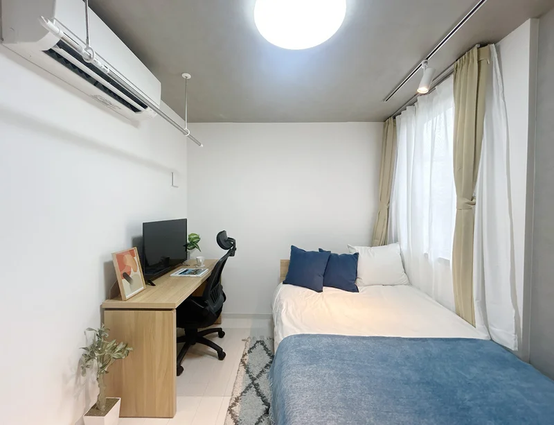 写真はお部屋のイメージです。ラグなどの室内装飾はございません。