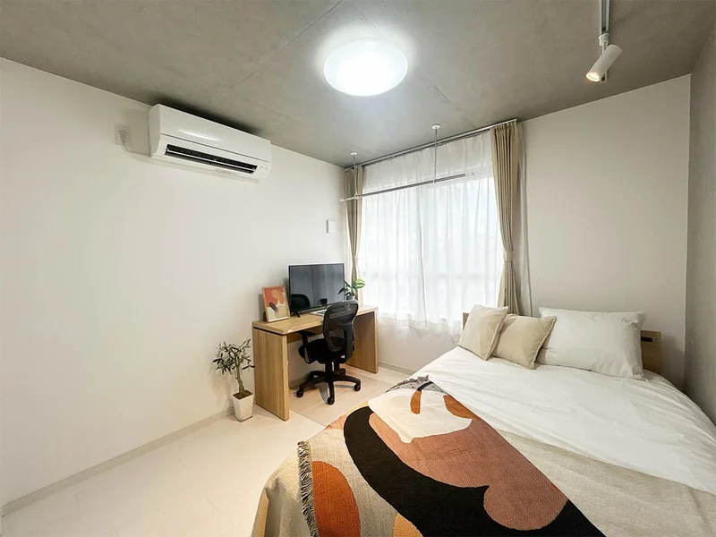 写真はお部屋のイメージです。ラグなどの室内装飾はございません。
