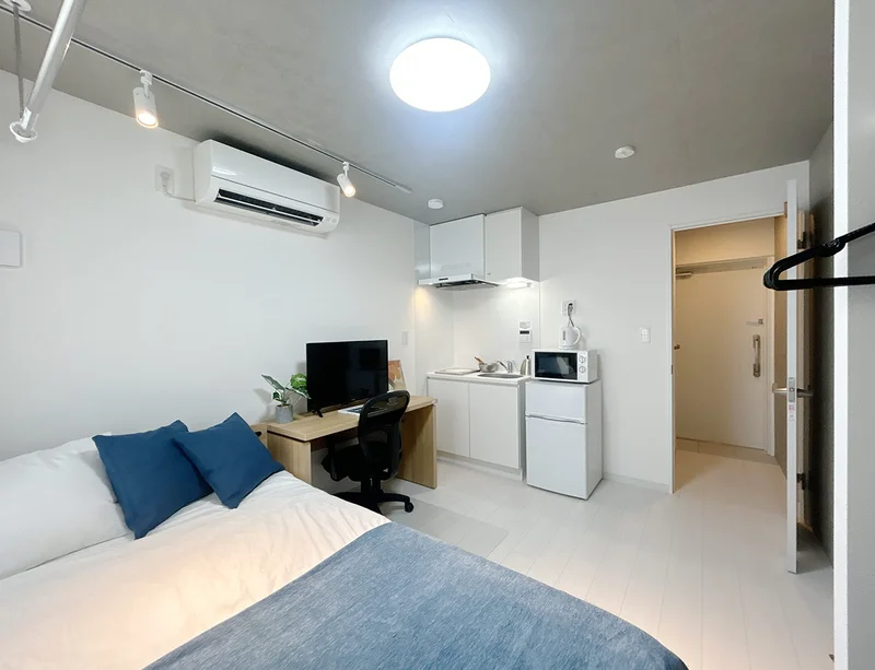 写真はお部屋のイメージです。ラグなどの室内装飾はございません。