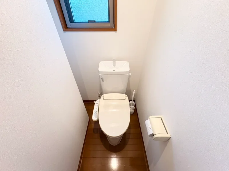 ウォシュレットつきのトイレです。老若男女皆様に安心してご利用いただけますね☆トイレにもトイレ用洗剤とトイレ用ブラシをご用意しておりますので長期ご利用の場合の気になる汚れなどもお掃除して頂けます＾＾