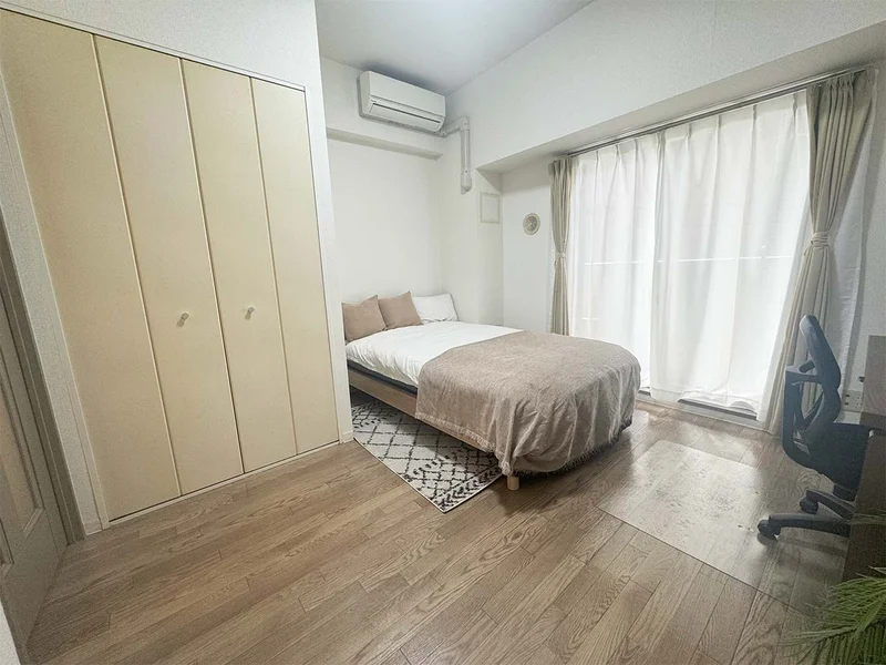 写真はお部屋のイメージです。ラグなどの室内装飾はございません。