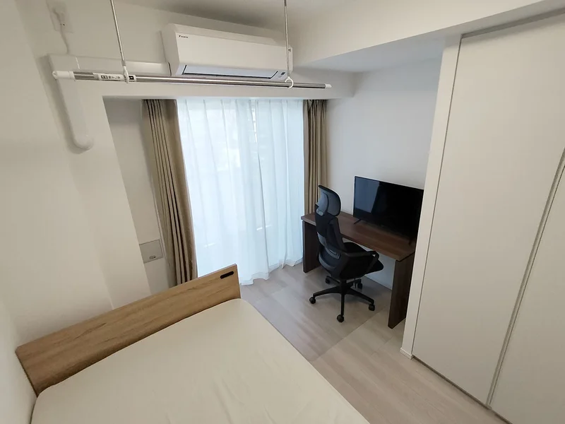 写真はお部屋のイメージです。ラグなどの室内装飾はございません。